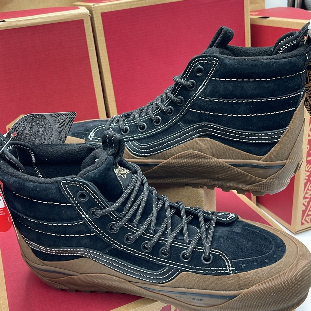 Vans Women’s Sk8-Hi Dip Mte-2
Black/Gum
VN0009QKB9M
Boots Cold Weather Sneakers - Picture 10 of 16